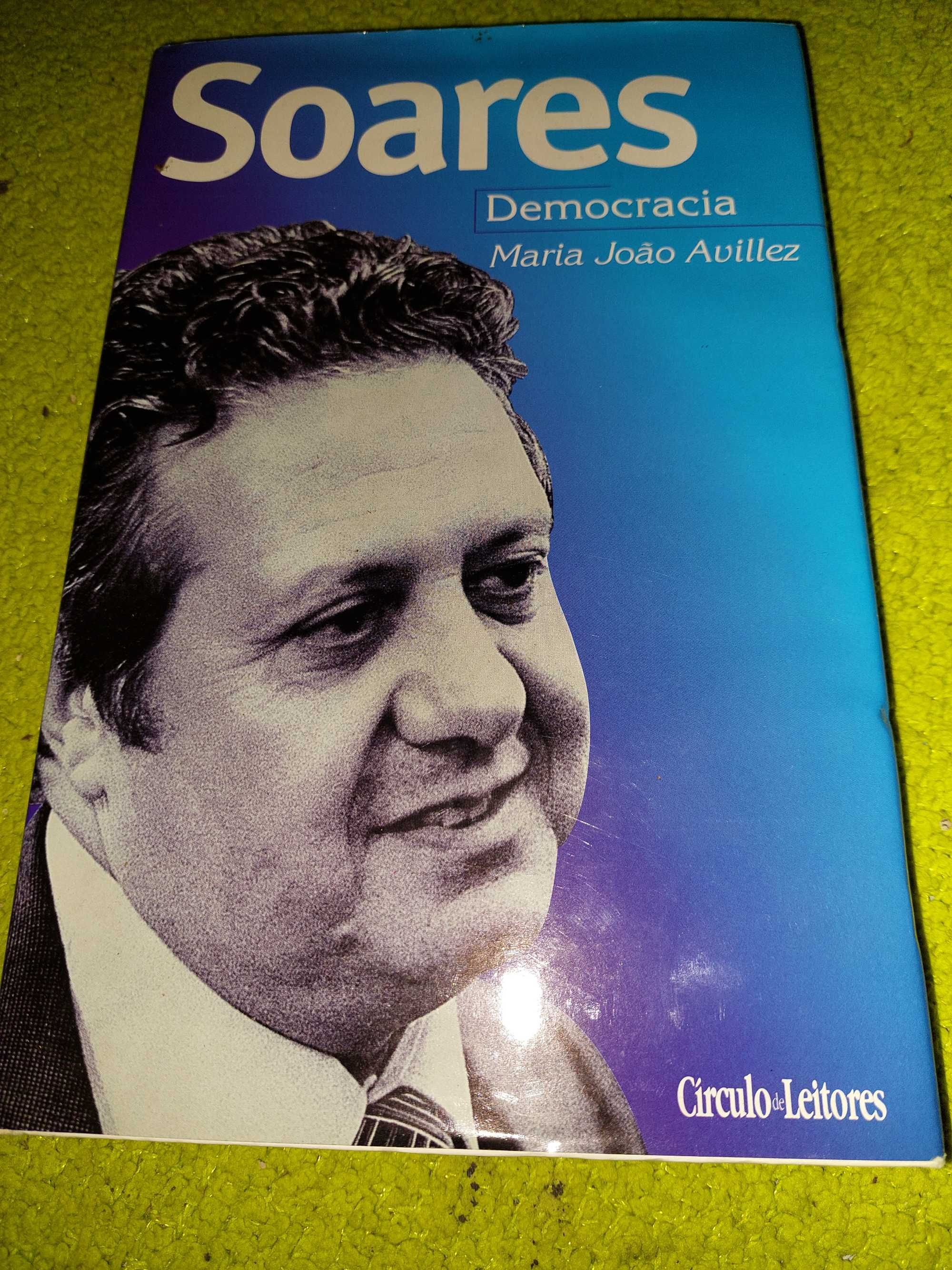 Vários livros sobre politica e Politicas