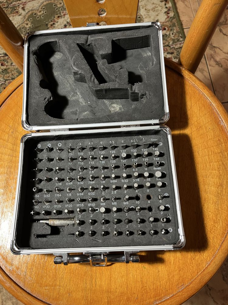 wkrętarka TOOLTEC 4,8 V plus walizka z bitami