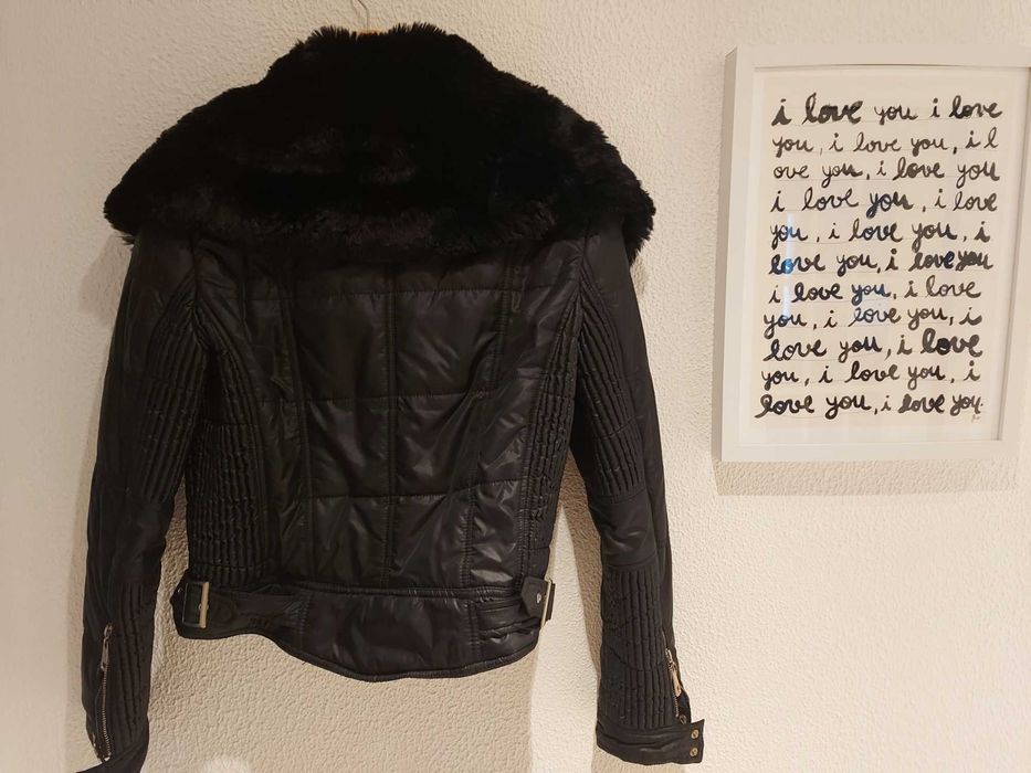 Blusão preto com gola de pêlo