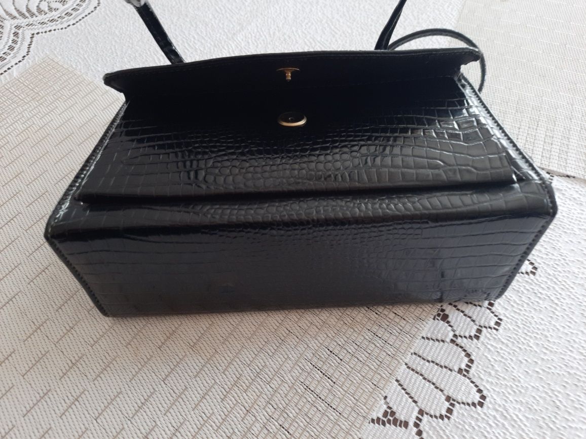 Piękna torebka czarna  lakierowana retro