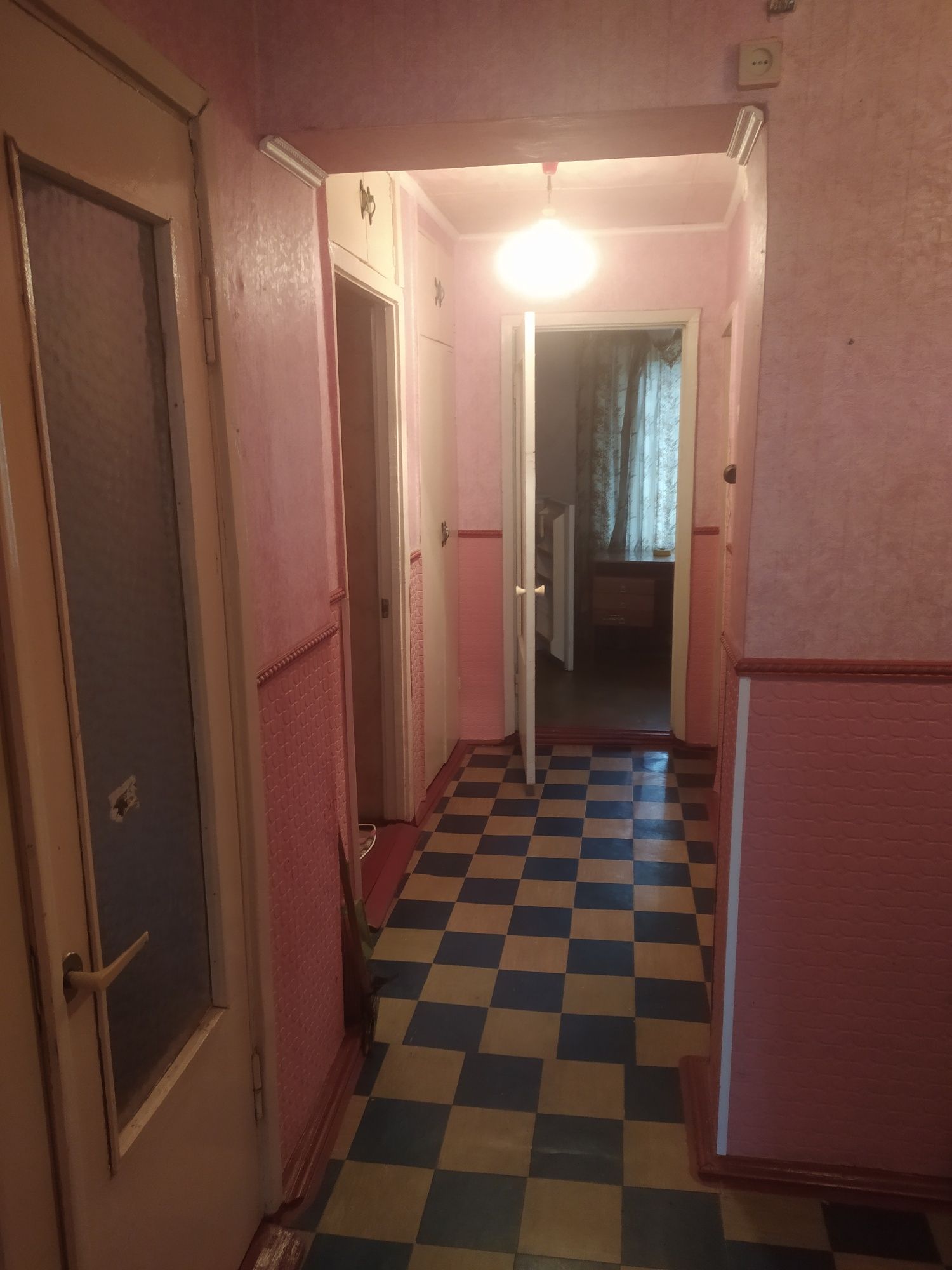 Продається квартира трьох кімнатна в центрі