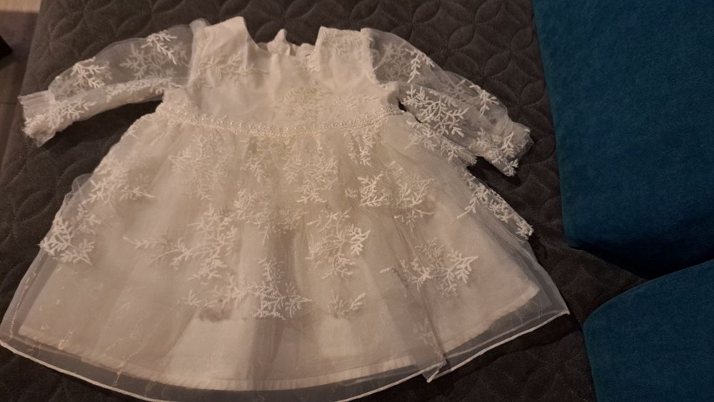 Sprzedam biała sukienkę na chrzest 62