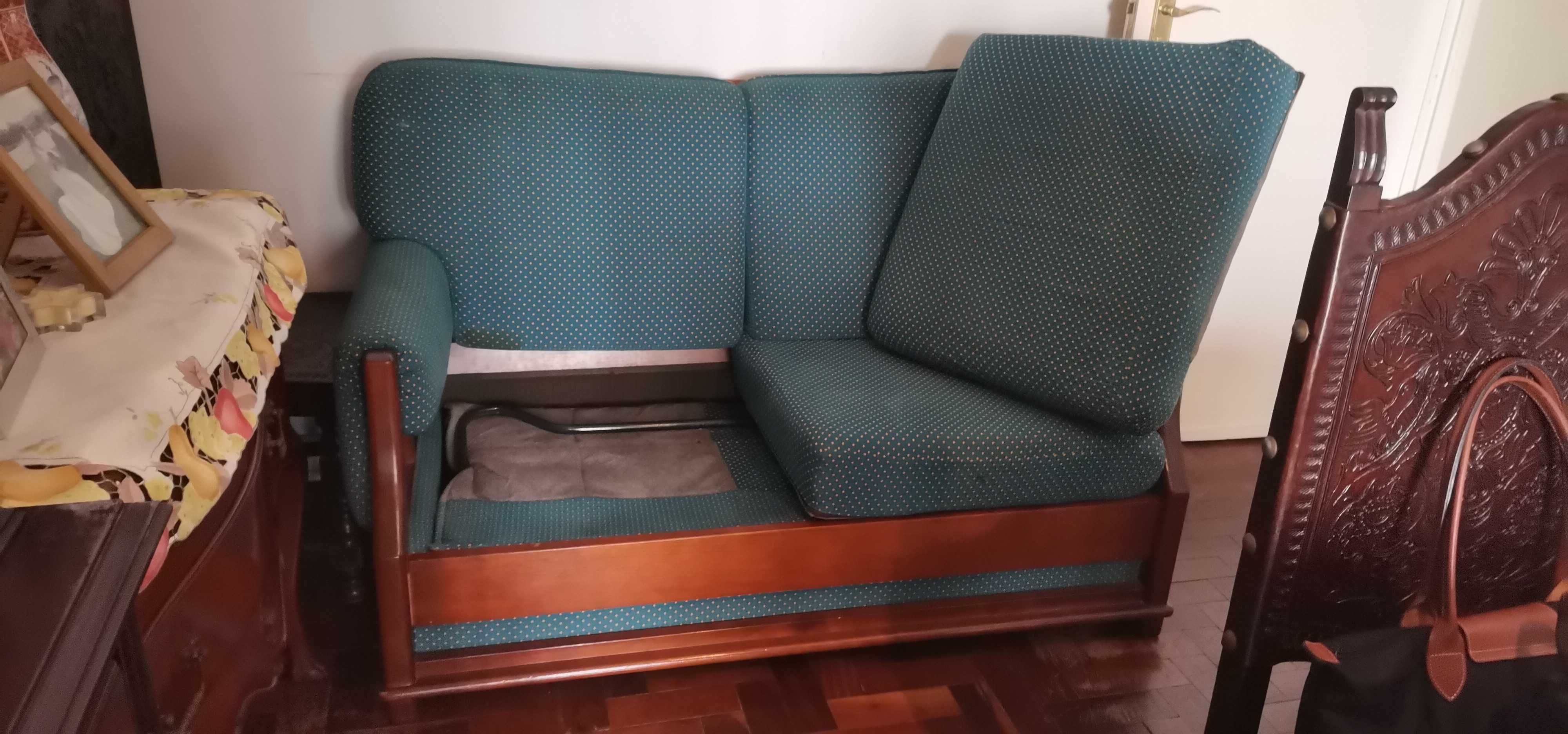 Sofá cama em tecido e madeira