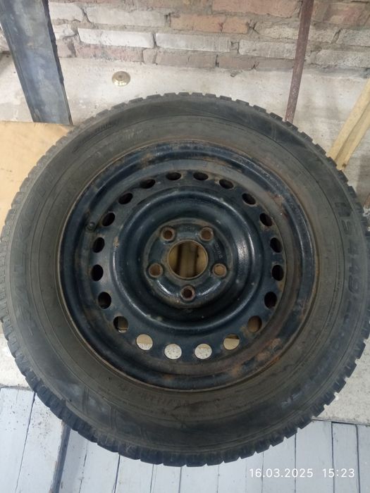 Продам зимові шини в гарному стані на дисках 195/65.r15