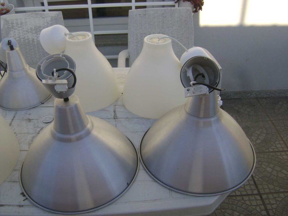 Candeeiros de teto e candeeiro de mesa de cabeceira