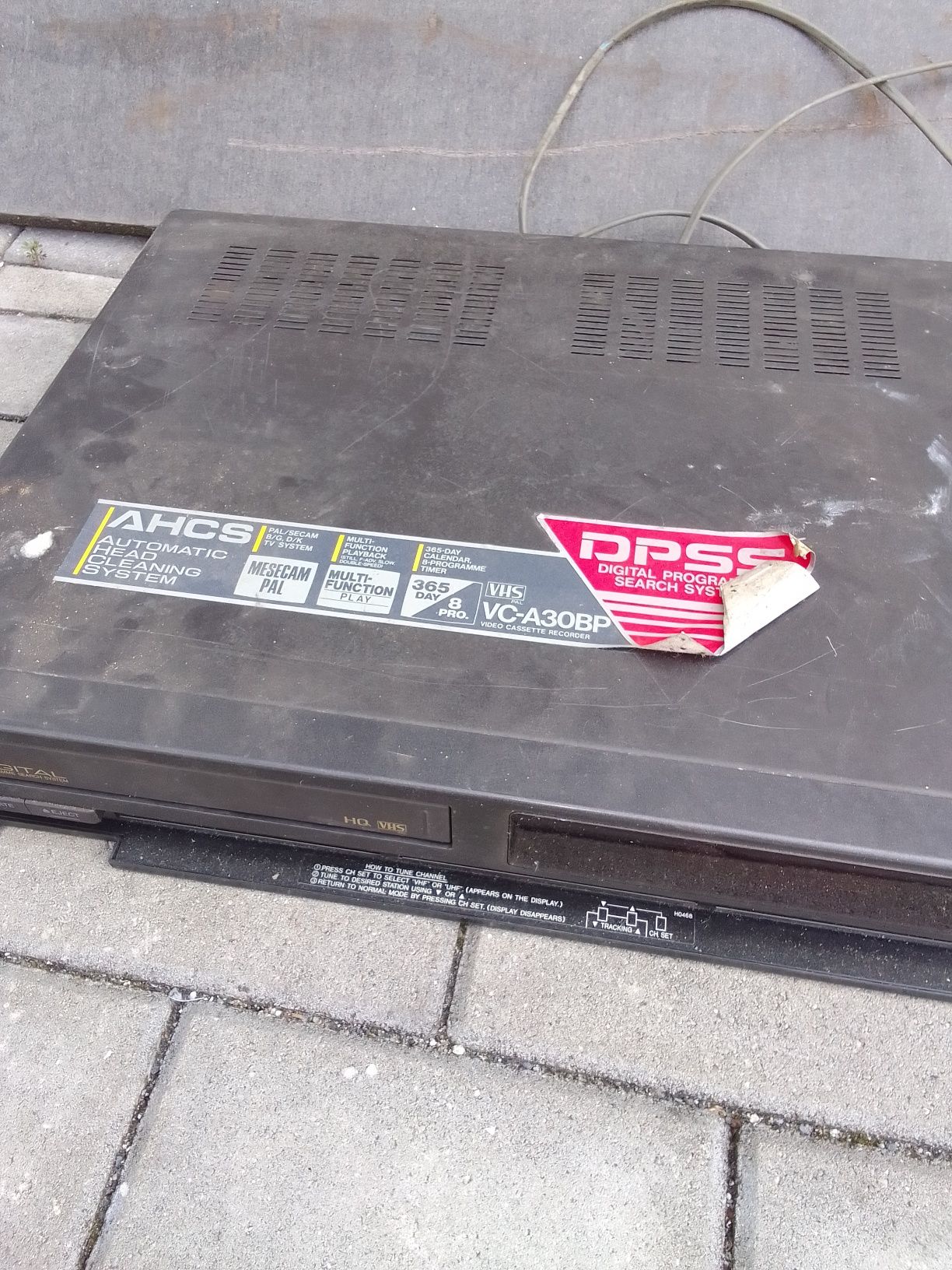 Odtwarzacz SHARP VHS z epoki PRL-u