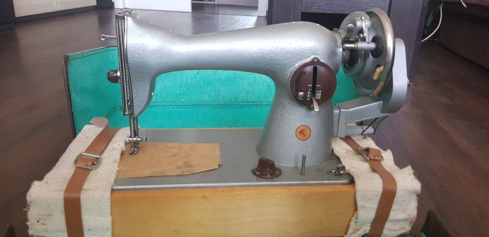 Швейная бытовая машинка 2М ссср в чехле Подольский завод