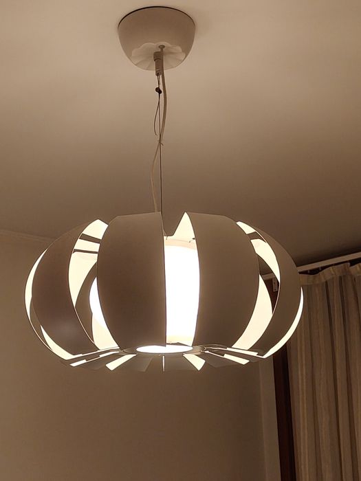 Candeeiro de teto cor branca como novo.