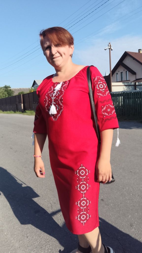 Плаття вишите дуже класне.