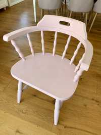 Krzesło rustykalne vintage niskie, różowe białe, sesja fotograficzna