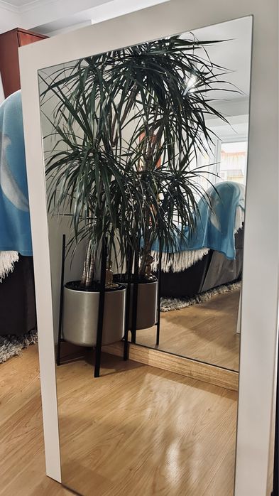 Mesa de cabeceira e espelho