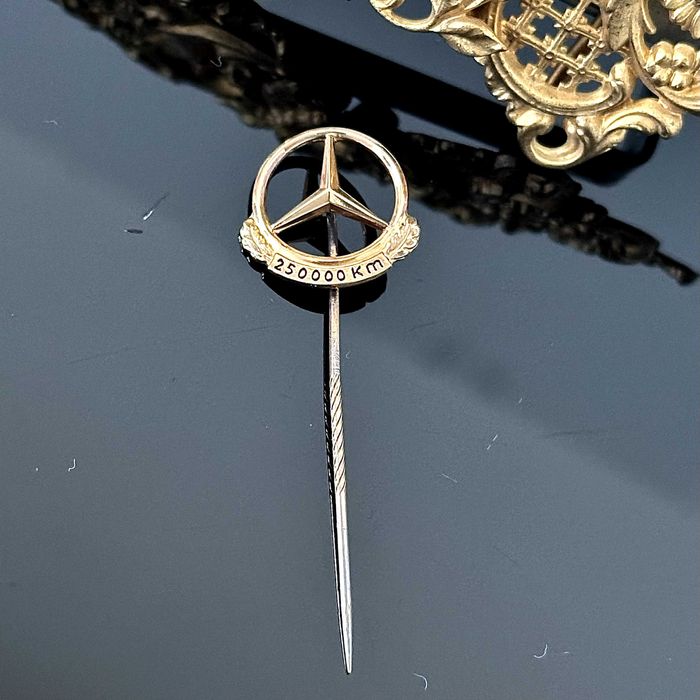 Mercedes – srebrna pozłacana szpilka do krawata Mercedes lata 50-60-te