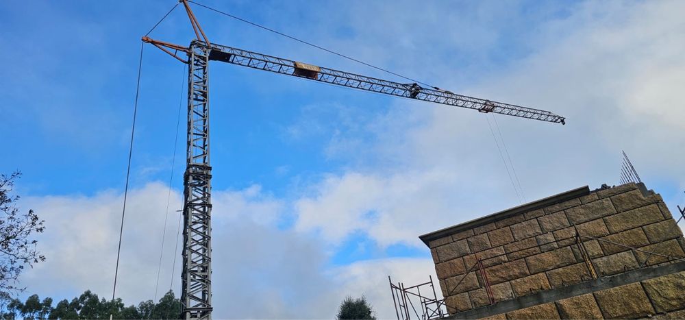 Grua Tecno 18 altura 24 lança