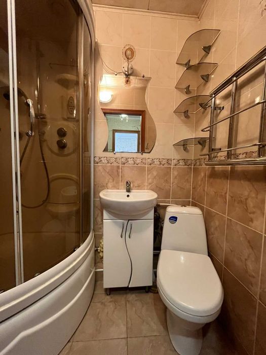 Супер квартира, низ ринку - Виставка, середній поверх, Хороша ціна