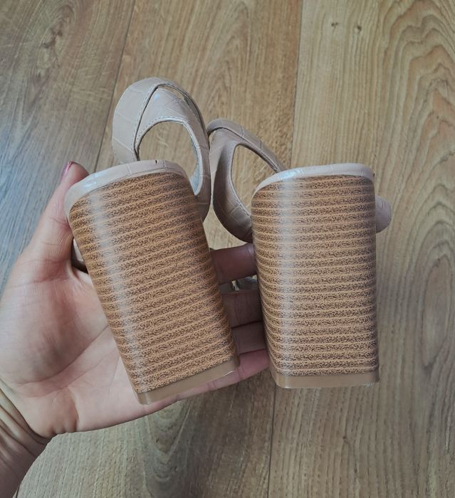 Жіночі бежеві босоніжки на підборах