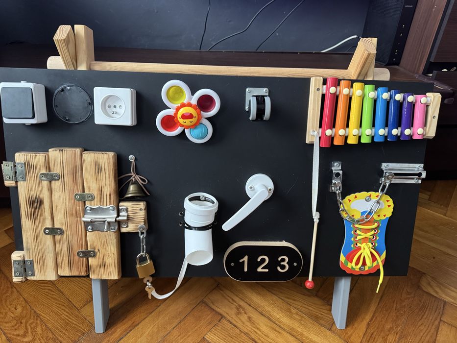 Tablica manipulacyjna dla dzieci