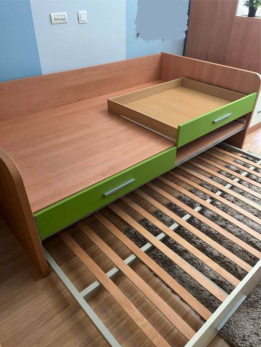 Cama dupla + 1 colchão + 2 conjuntos de roupa de cama