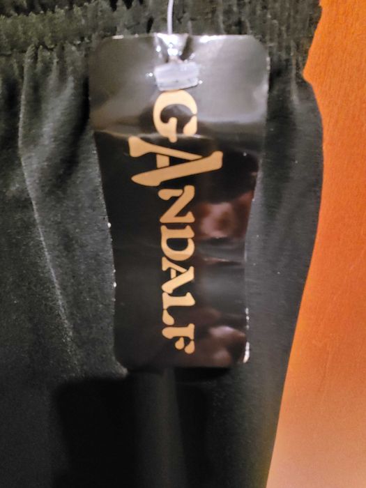 Eleganckie, nowe spodnie w kant.