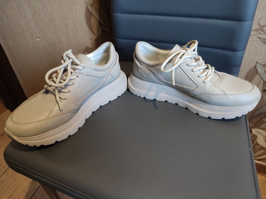 Продам кожані кросівки жіночі