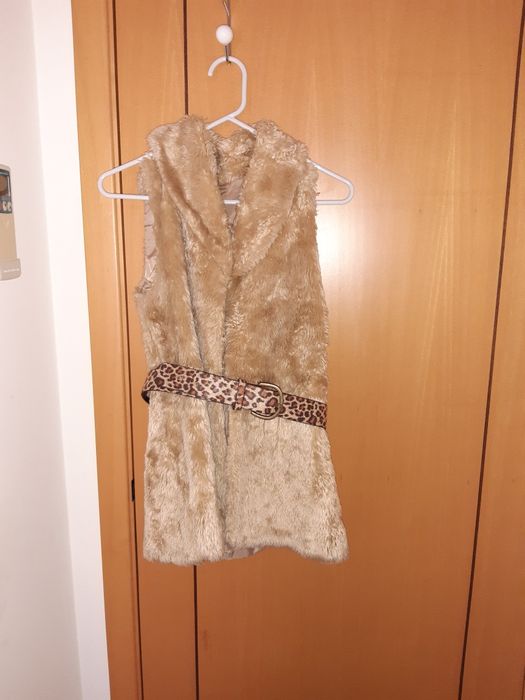 Casaco preto e um casaco com pêlo