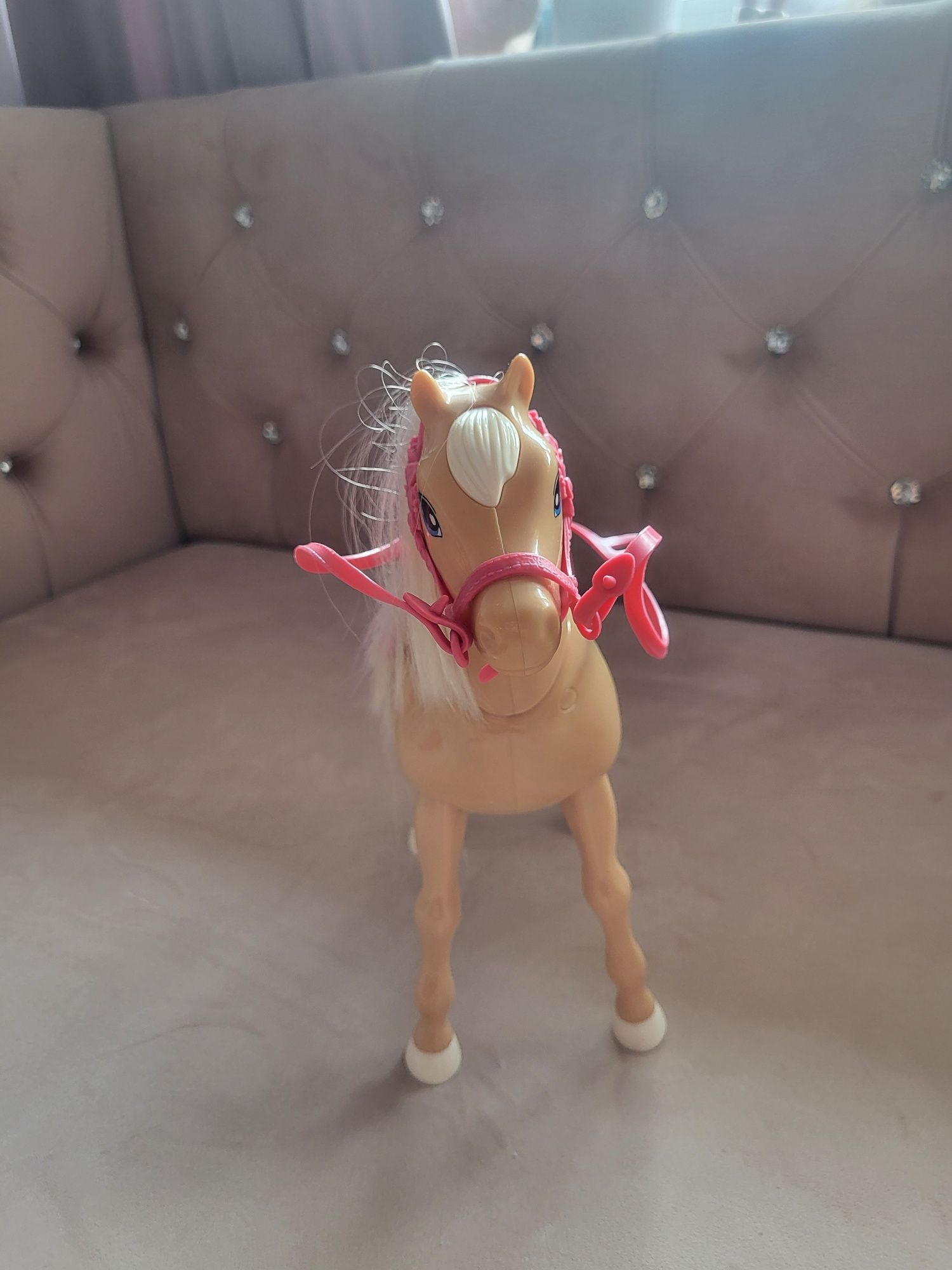 Koń grający dla lalek Barbie