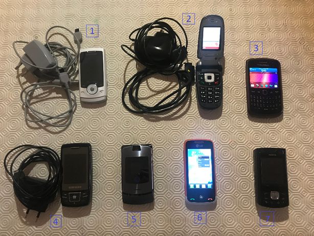 Vários telemóveis antigos (Nokia, Samsung, Blackberry, LG e Motorola)