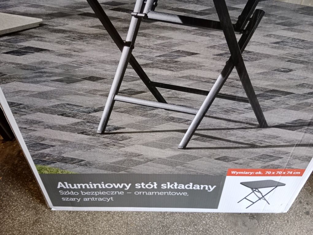 Nowy aluminiowy stół ze szklanym blatem