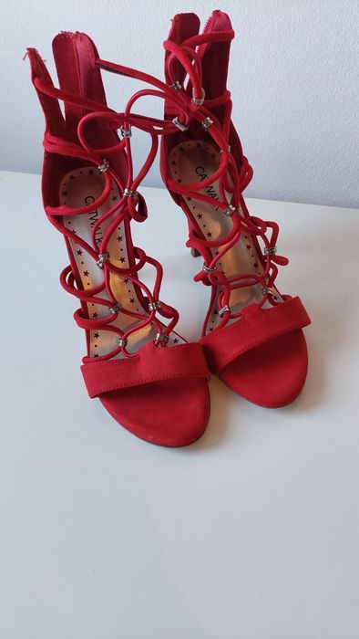Sandalia vermelha com tiras