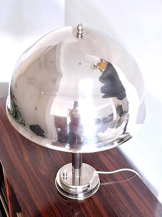 Candeeiro de mesa cromado. Chrome table lamp