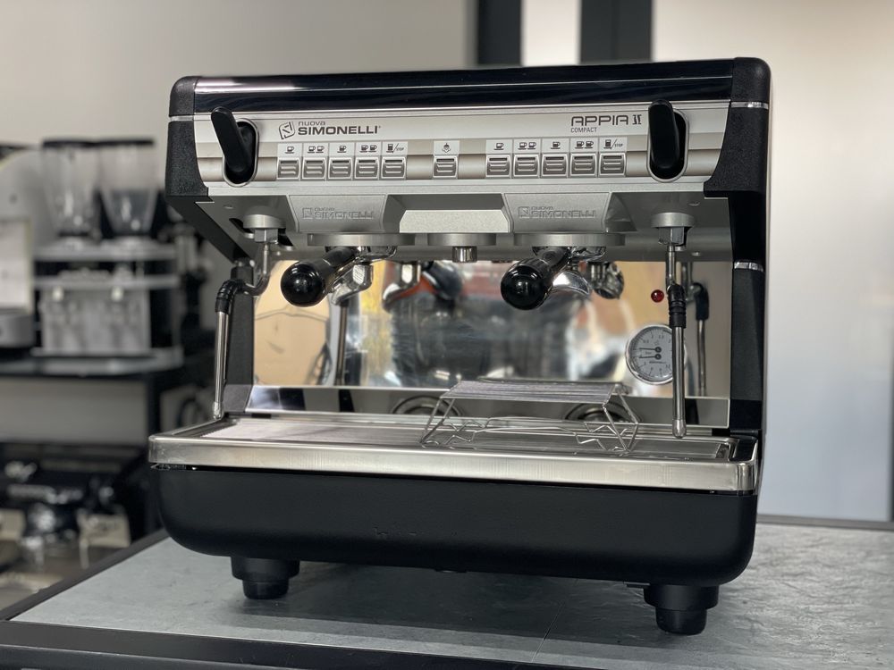 Профессиональная кофемашина Nuova Simonelli Appia II compakt 2GR б/у