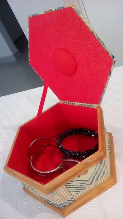 Porta-jóias em tecido aveludado