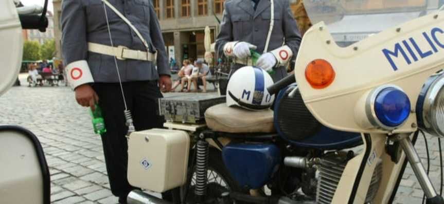 Kask M0 mundur czapka  sprzdam wszystko z epoki.Umundurowanie MO.