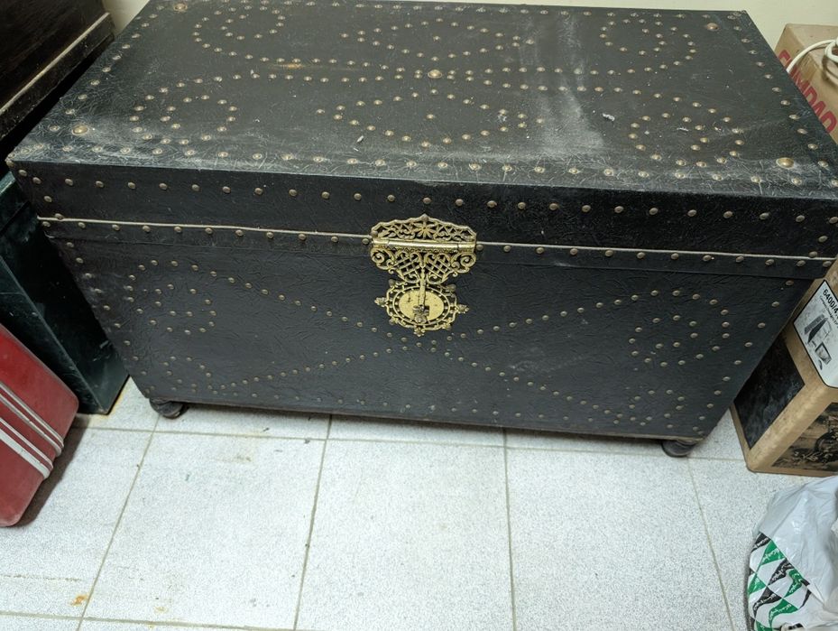 Arca em madeira forrada