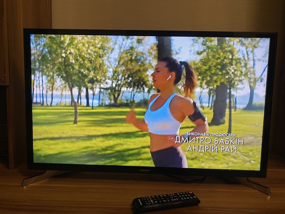Телевізор Samsung UE32J4500AK Smart TV