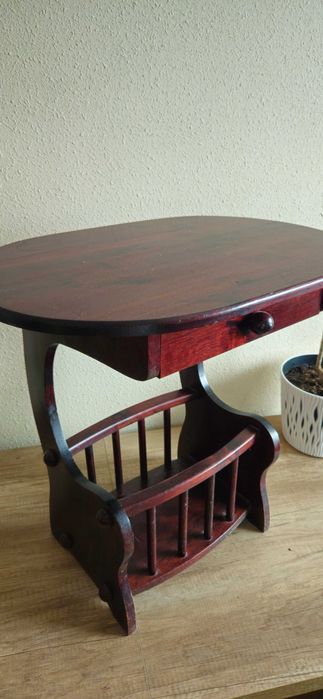 Zestaw składający się ze stołu, lustra i wieszaka .