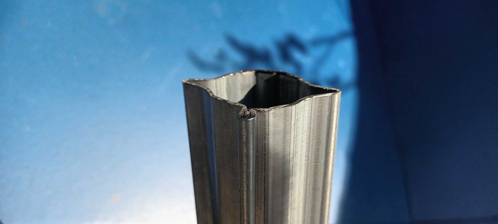 Słupki ogrodzeniowe ocynkowane o długości 2,65 m z haczykami do siatki