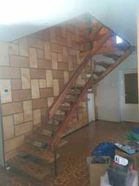 Metalowe schody z drewnianymi stopniami