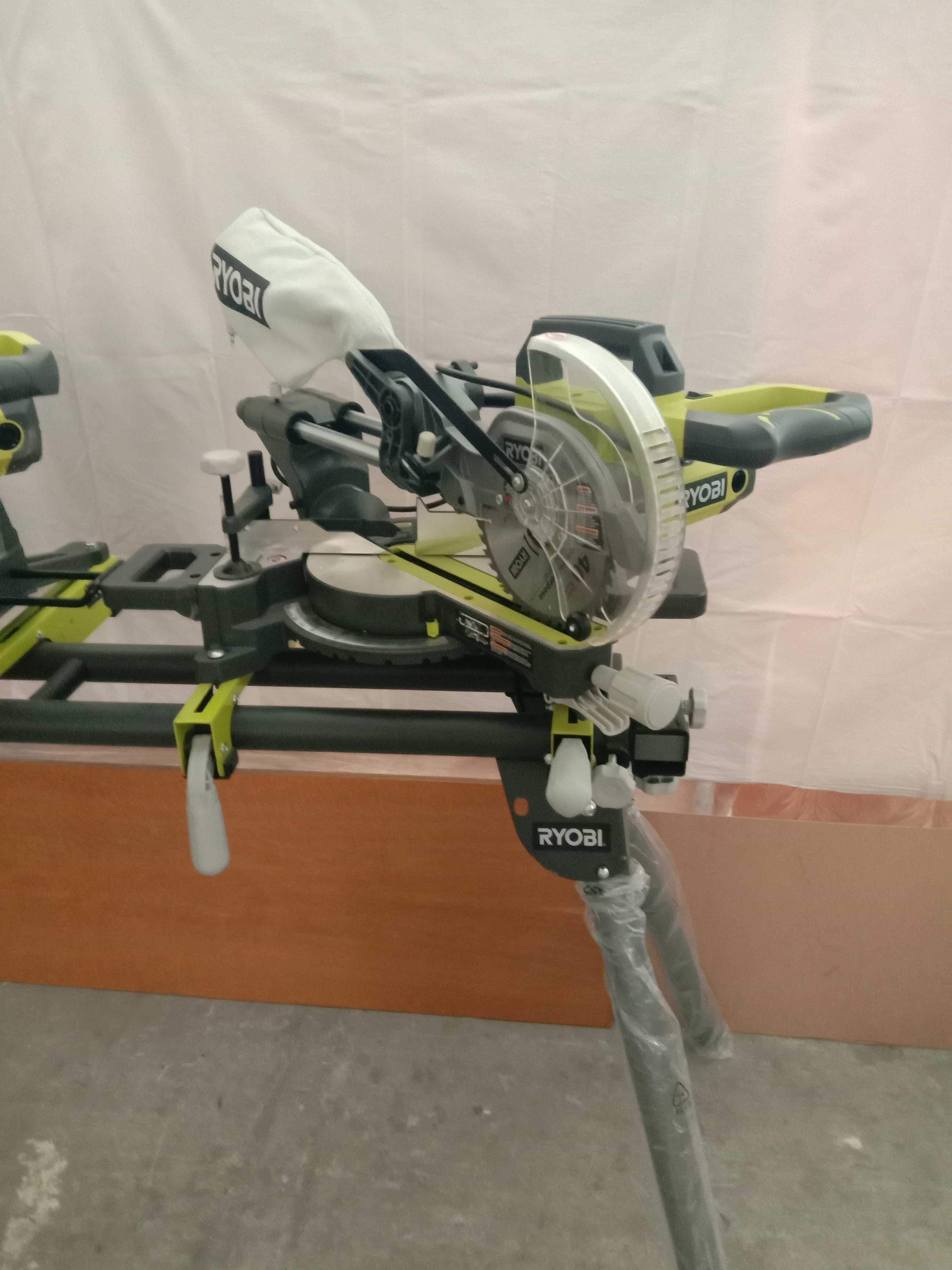 Торцовочная пила RYOBI TSS702  со стендом RYOBI A18MS01G