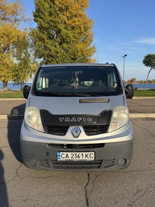 Renault Traffic 2011 року 2,0 дизель пасажир (8+1)