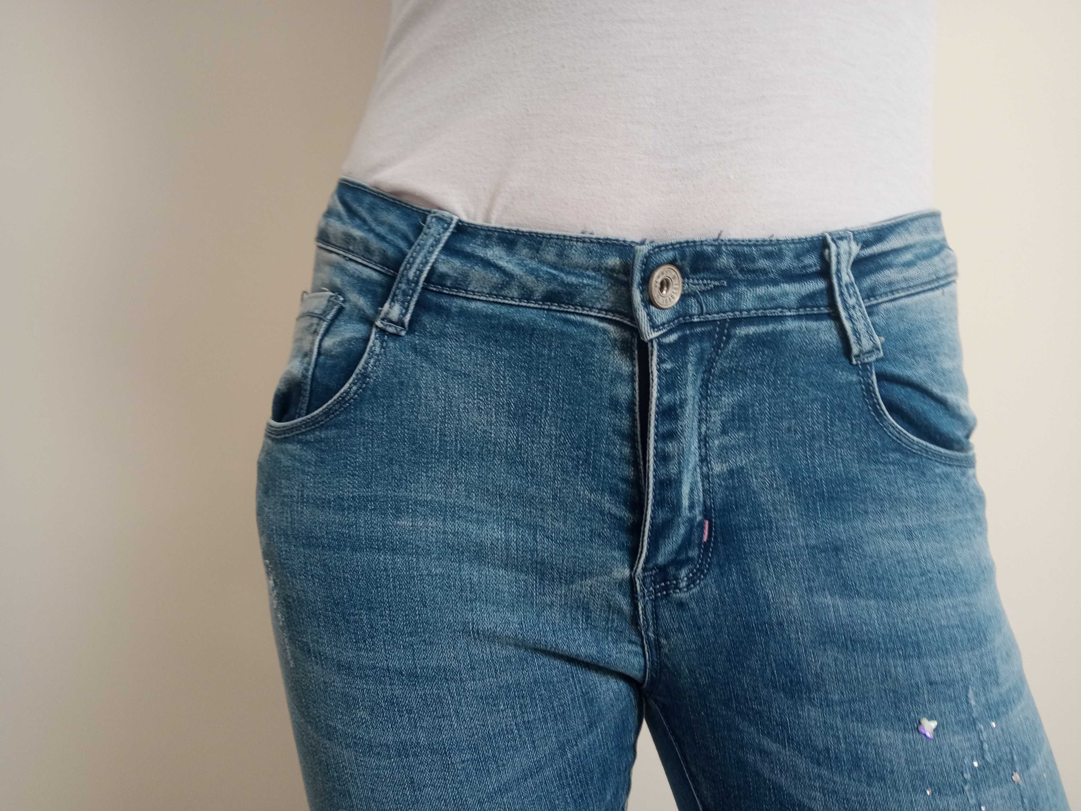 Spodnie dżinsowe z zadarciami i cekinami