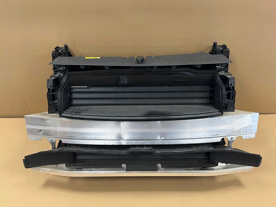 AUDI E-TRON 4KE Передня панель, телевізор