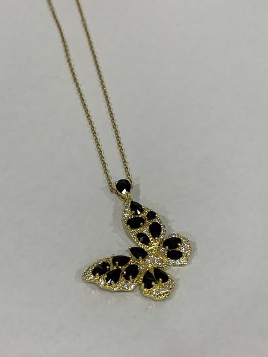 Colar em aço inoxidável com pingente de borboleta