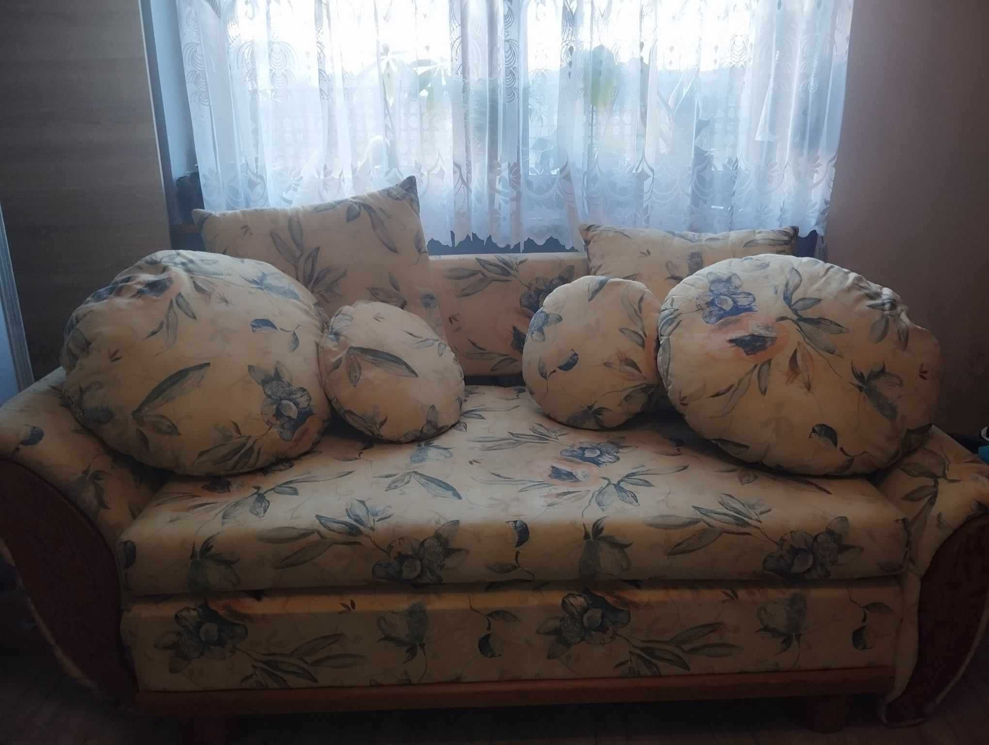 Sofa rozkładana z 6 poduszkami