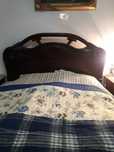 Cama, roupeiro, mesas de cabeceira e cómoda