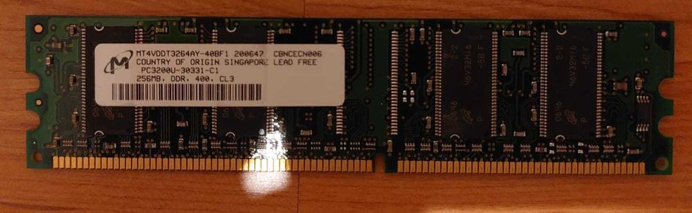 Memória RAM: 1x 256Mb DDR 400 CL3