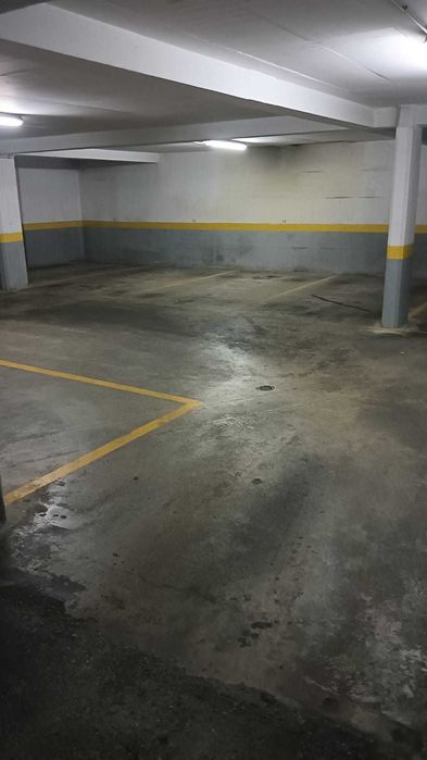 Arrenda lugar estacionamento parqueamento Estrada Falagueira Amadora
