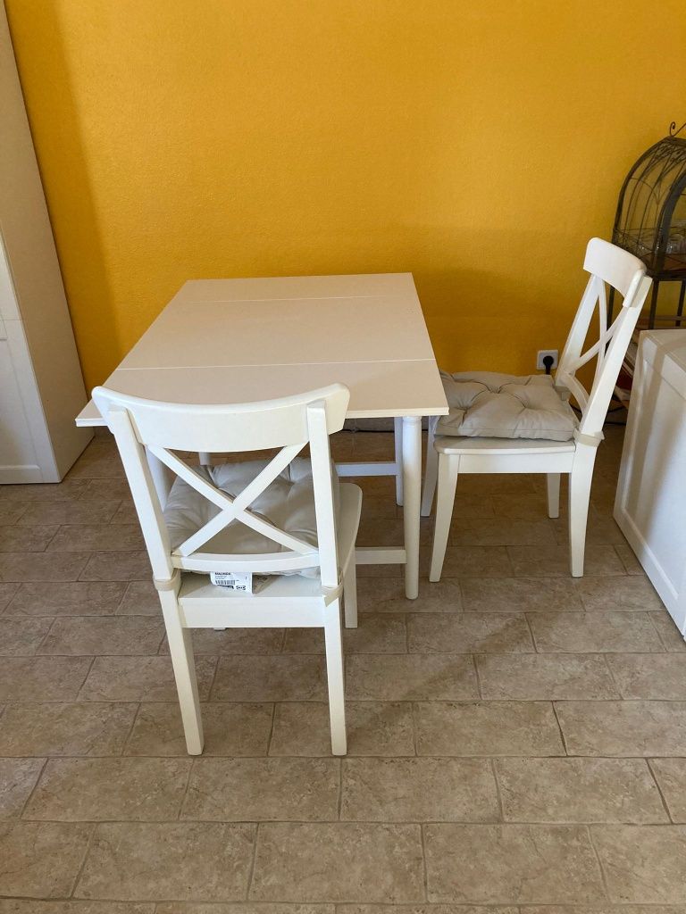 Mesa ikea rebatível + 2 cadeiras