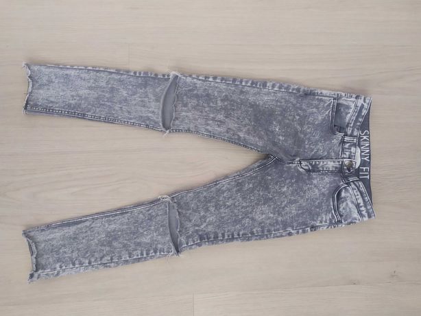 Marmurkowe jeansy z dziurami 140