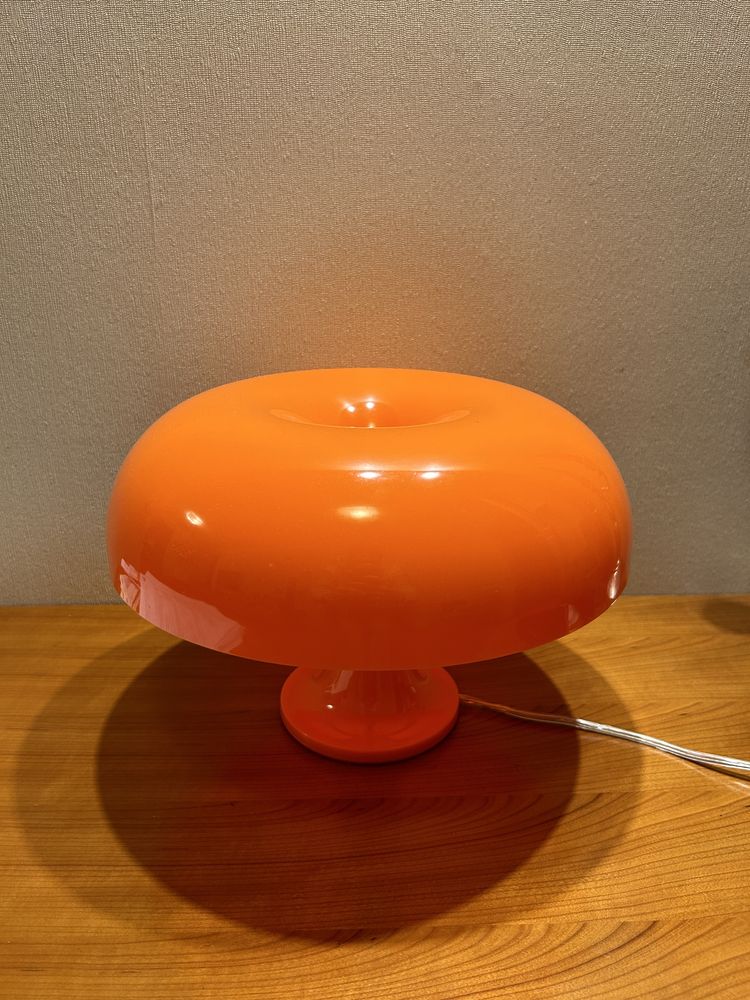 Лампа Nesso Artemide помаранчева mushroom lamp