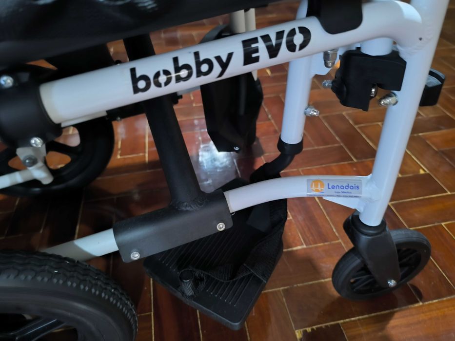 Cadeira de rodas, braços rebatíveis, com almofada anti escaras. Nova.